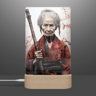 Lampa stará žena samuraj s mečom