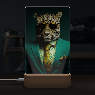 Lampa leopard v zelenom obleku a kravate