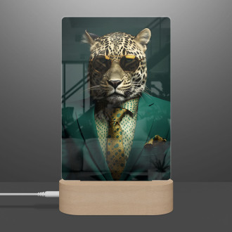 Lampa leopard v zelenom obleku a kravate