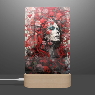 Lampa žena pokrytá kvetmi