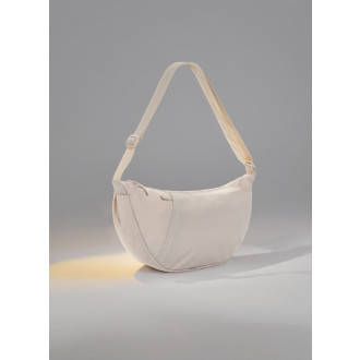 Crossbody Crescent XL z RPET AWARE™  ve tvaru půlměsíce